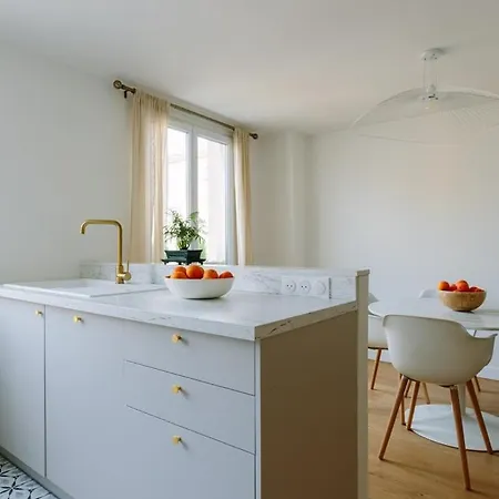 Rue Du Faubourg Du Temple, Paris, France Apartment